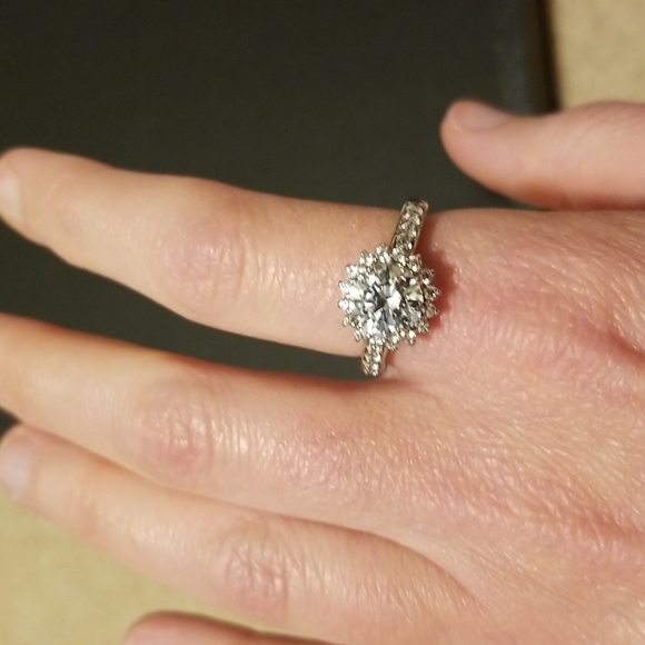 Sterling silver ring with beautiful diamond like stones - Picture 4 of 4